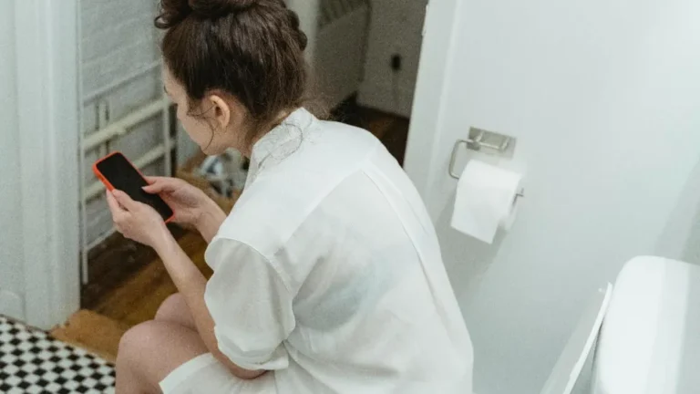 Un reciente estudio realizado por la Universidad de Harvard ha revelado que el hábito de utilizar el teléfono móvil mientras se está en el baño puede incrementar la probabilidad de padecer hemorroides.