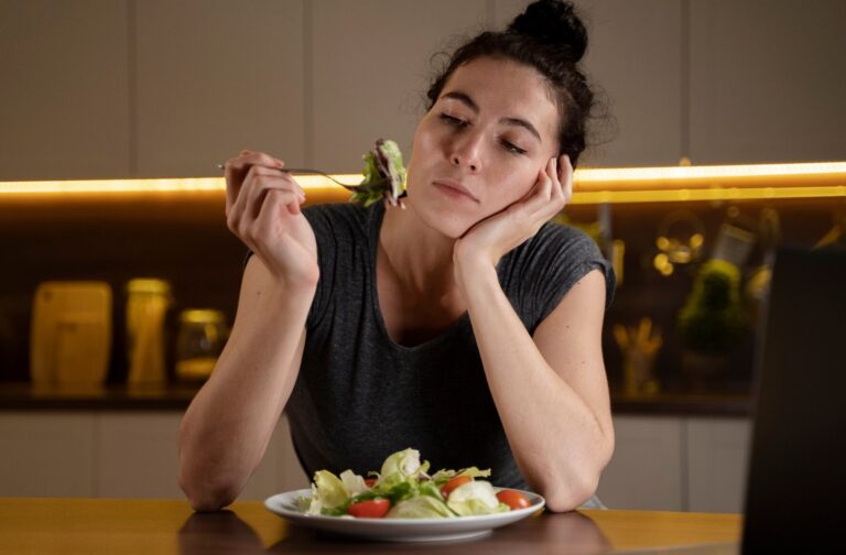 Según un reciente estudio, se ha descubierto que seguir ciertos hábitos alimenticios podría disminuir la probabilidad de desarrollar Alzheimer en aquellas personas con predisposición genética. Los investigadores han identificado una serie de alimentos que podrían ser clave en la prevención de esta enfermedad neurodegenerativa. Esta información podría ser crucial para aquellos que deseen reducir su riesgo de padecer Alzheimer en el futuro.