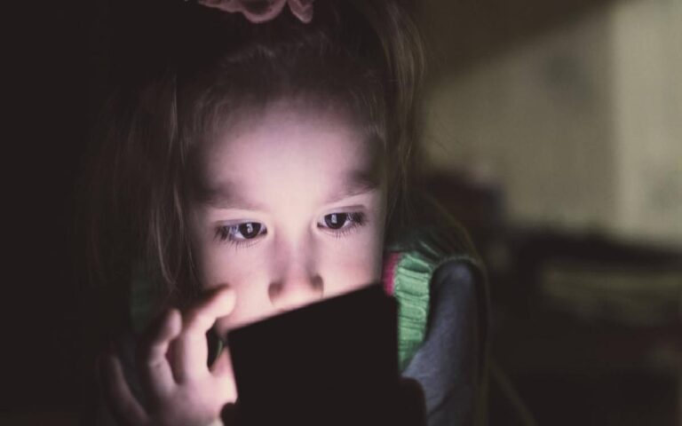 El impacto del uso temprano de dispositivos móviles en el bienestar infantil